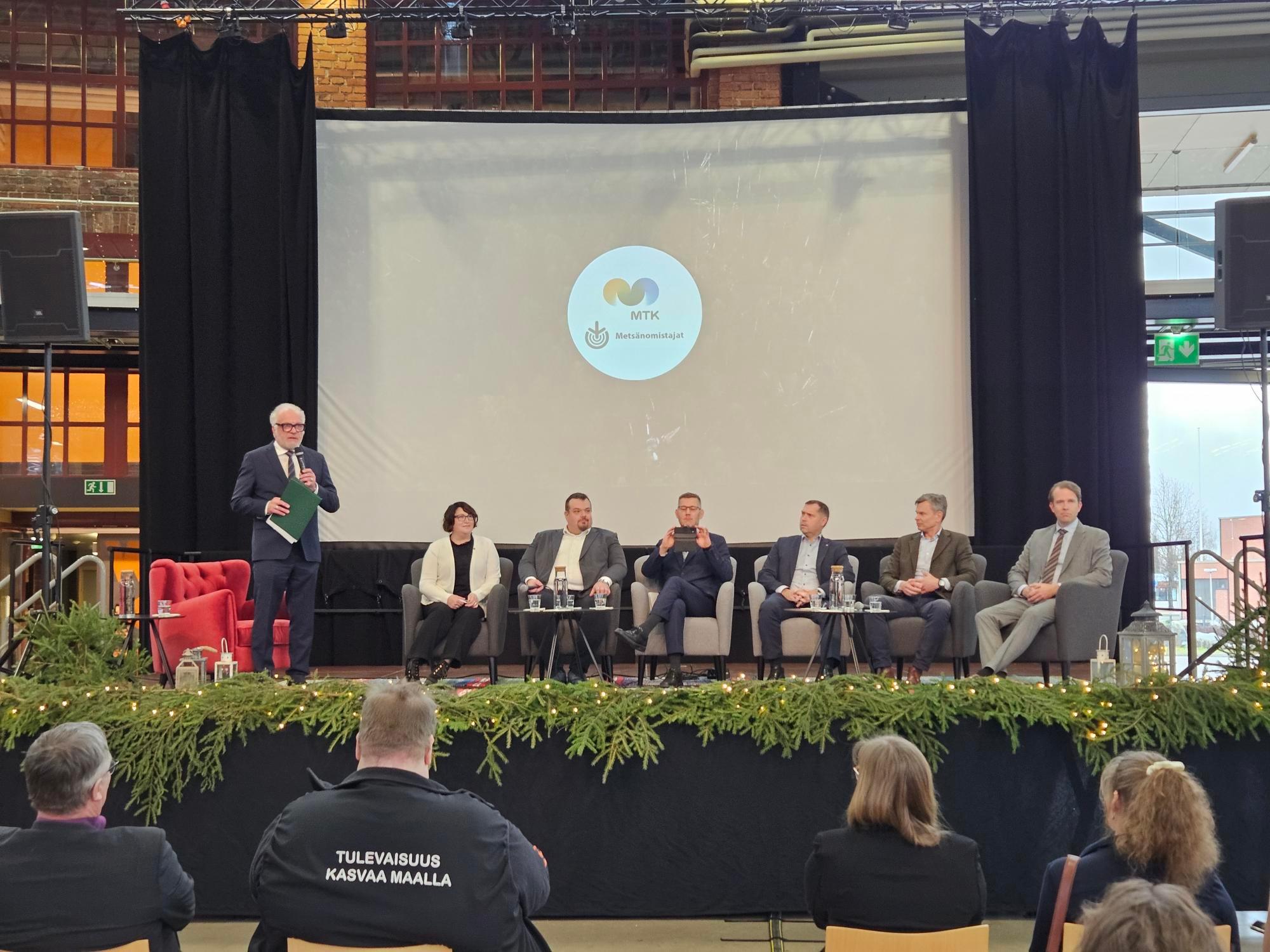 Kaikki kuusi ehdokasta kokoontui ensimmäistä kertaa yhteiseen vaalitenttiin. Pieksämäen tilaisuuden juonnoista vastasi Matti Rönkä.